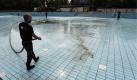 Ein Arbeiter reinigt im Prinzenbad in Berlin-Kreuzberg die Fliesen eines Schwimmbeckens. In einigen Freibädern Berlins wird am Samstag die Freibadsaison eröffnet.  Foto: ddp