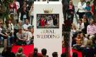 Auch in Berlin in den Potsdamer Platz Arkaden verfolgen die royalen Fans die Hochzeit von Prinz William und Kate Middleton.
 Foto: dapd