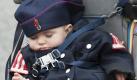 Ein kleiner Junge schläft am Sonntag in Hannover während des Schützenausmarsches anlässlich des 482. hannoverschen Schützenfestes in seinem Kindersitz. Foto: dapd