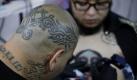 Was bringt man von einer Tattoo-Convention für die Lieben mit nach Hause? Richtig, ein neues Tattoo. So jedenfalls sieht es dieser Mann, der sich ein neues Körperbild auf einer Messe in Mexiko stechen lässt. Foto: ap