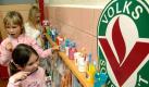 Im Kindergarten der Volkssolidarität 'Am Sonnensteig' in Frankfurt (Oder) putzen sich am Donnerstag (03.11.2005) drei Mädchen ihre Zähne. Am 04.11.2005 findet in Potsdam die zentrale Feierstunde des brandenburgischen Landesverbandes der Volkssolidarität zum 60-jährigen Bestehen statt. Allein in Frankfurt (Oder) hat die Volkssolidarität 50 Mitarbeiter und etwa 2.000 Mitglieder. In der Oderstadt unterhält die Volkssolidarität einen Kindergarten, einen ambulanten Pflegedienst sowie mehrere Begegnungsstätten. Foto: Patrick Pleul/lbn +++(c) ZB-FUNKREGIO OST - Honorarfrei nur fuer Bezieher des ZB-Regiodienstes+++
 Foto: dpa