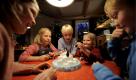 Die Kinder Alva (8, v.l.), Lilly (8), Jakob (7), Aure (5) und Julian (9) spielen im Spielezentrum in Herne ein Aktionsspiel. Jeder kann bei uns spielen und Spiele fuer zu Hause ausleihen. Wir beraten Eltern, die nach geeigneten Spielen fuer Ihre Kinder suchen, sagt PeterJanshoff, Begruender und Hueter des Spielezentrums. Ein monatlicher Spiele-Brunch steht ebenso auf dem Programm des Treffs wie Spielseminare fuer Schulklassen. Foto: ddp