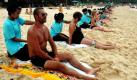 Thailand ist berhmt fr seine wohltuenden Massagen. Doch damit nicht genug: 292 Hndepaare wollen gleichzeitig massieren, um den derzeitigen Massage-Weltrekord zu brechen. Die erste Probe gab es heute am Kata-Beach in Phuket. Der aktuelle Weltrekord liegt bei 232 Hnde-Paaren und wurde 2010 in Australien aufgestellt. Foto: dpa