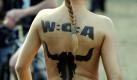 Heavy-Metal-Festival in Wacken erneut ausverkauft
Vorspann: 	

Bereits ein halbes Jahr vor dem Start ist das Heavy-Metal-Festival Wacken Open Air (W:O:A) in Schleswig-Holstein ausverkauft. Alle rund 75.000 Tickets seien vergriffen, teilten die Veranstalter am Montag mit. Vom 4. bis 6. August werden in dem beschaulichen Ort Wacken internationale Heavy-Metal-Größen wie Ozzy Osbourne, Motörhead und Judas Priest erwartet.
Text: 	

Wacken (dapd). Bereits ein halbes Jahr vor dem Start ist das Heavy-Metal-Festival Wacken Open Air (W:O:A) in Schleswig-Holstein ausverkauft. Alle rund 75.000 Tickets seien vergriffen, teilten die Veranstalter am Montag mit. Vom 4. bis 6. August werden in dem beschaulichen Ort Wacken internationale Heavy-Metal-Größen wie Ozzy Osbourne, Motörhead und Judas Priest erwartet. Das Festival ist zum sechsten Mal hintereinander ausverkauft.

Das Open Air mit dem Motto «Louder than Hell» (Lauter als die Hölle) gilt als größtes Heavy-Metal-Festival der Welt. Im vergangenen Jahr kam mehr als ein Viertel der Besucher aus dem Ausland. Während zur Erstauflage im August 1990 nur wenige Bands vor etwa 800 Besucher spielten, waren 2010 mehr als 100 Bands auf dem 140 Hektar großen Festivalgelände zu Gast.

dapd/akl/hm/ 



Mit dem Zeichen des Wacken Open-Air-Festivals auf dem Körper geht am Donnerstag (05.08.2010) die Moderatorin eines TV-Projektes über das Gelände des Festivals im schleswig-holsteinischen Wacken. Mehr als 75.000 'Metalheads' werden zum weltgrößten Heavy-Metal-Festival in dem 1800-Seelen-Dorf erwartet. Foto: Carsten Rehder dpa/lno +++(c) dpa - Bildfunk+++
pixel Foto: dpa