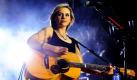 Die Schottische Sängerin Amy MacDonald geht trotz ihrer Verlobung mit einem Stürmer der ersten schottischen Fußballliga auf Distanz zur Fußballszene. Nach Angaben des Magazins FHM sagte sie, dass sie keine Kicker-Tussi werden wolle. Sie finde diejenigen Frauen unerträglich, die ein Luxusleben auf Kosten anderer führen. Foto: dpa