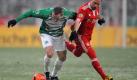 Der Münchner Franck Ribéry (r) bedrängt Bernd Nehrig von Beginn an. Foto: dpa