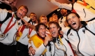 Die deutschen Olympia-Sieger im Hockey Jan-Marco Montag, Oliver Korn, Matthias Witthaus, vorne von links, sowie Florian Keller, Phillip Zeller, Benjamin Weiss, Max Mueller und zwei Trainer, hinten von links, feiern am Sonntag, 24. Aug. 2008, im Deutschen Haus in Peking, China. Am vorletzten Tag der Olympischen Spiele gewannen die deutschen Hockey-Herren am Samstag mit einem 1:0-Sieg ueber Spanien Gold. (AP Photo/Oliver Multhaup) ---German hockey gold medalists Jan-Marco Montag, Benjamin Weiss, Matthias Witthaus, front row left to right, party with teammates Florian Keller, Phillip Zeller, Benjamin Weiss, Max Mueller and two coaches, back row left to right, at the German Haus in Beijing as they celebrate their victory against Spain in the Hockey final at the Beijing 2008 Olympics in Beijing, early Sunday, Aug. 24, 2008. (AP Photo/Oliver Multhaup) Foto: ap