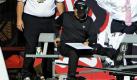 Was für ein Kerl: Der Coach des Football-Teams New Orleans Saints, Sean Payton, zeigt seinen Spielern was echte Härte bedeutet. Er verfolgte das gesamte Spiel auf der Bank sitzend weiter, nachdem er im ersten Viertel des Spiels gegen die Tampa Bay Buccaneers von seinem eigenen Spieler Jimmy Graham umgerannt und verletzt wurde. Später stellte sich heraus, dass sich Payton ein gerissenes Band und einen Kniebruch zugezogen hatte. Foto: dapd
