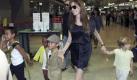 U.S. actress Angelina Jolie, second from right, and her children from left, 8-year-old Maddox, Zahara Marley, 6, Pax Thien, 6, and Shiloh Nouvel, 4, arrive at Narita International Airport in Narita near Tokyo Monday, July 26, 2010 for the Japan premiere of her spy action-thriller film 'Salt.' (AP Photo/Koji Sasahara)

 Foto: ap