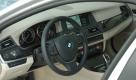Die Serienausstattung des BMW enthält unter anderem eine automatische Parkbremse, Klimaautomatik, Lederlenkrad, ... Foto: pi