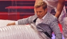 Reichlich unbeholfen wirkt Dieter Bohlen, Juror in der TV-Sendung Das Supertalent, als er das Bühnenkostüm eines Kandidaten anprobiert. Foto: ap