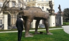 Eine Skulptur erinnert heute in der Prager Botschaft an die dramatischen Szenen im Herbst 1989. Foto: ddp
