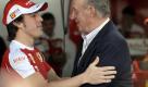 Spaniens König Juan Carlos im Rennfieber: In Bahrain ließ es sich der Monarch nicht nehmen, persönlich mit Ferrari-Pilot Fernando Alonso zu sprechen. Foto: ddp