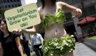 A member of People for the Ethical Treatment of Animals (PETA) Asia dressed in lettuce leaves holds up a sign urging Singapore citizens to 'Let Vegetarianism Grow on You,' at the financial district on Thursday Sept. 16, 2010 in Singapore.(AP Photo/Wong Maye-E)

 Foto: ap