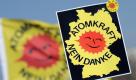 ARCHIV: Demonstranten halten in Berlin anlaesslich der Gespraeche der Ministerpraesidenten der Laender mit Kernkraftwerken vor dem Bundeskanzlermt auf einer Anti-Atom-Demonstration ein Plakat und eine Fahne mit der Aufschrift Atomkraft - Nein Danke (Foto vom 22.03.11). Der CDU-Politiker Heiner Geissler hat eine Volksabstimmung ueber den Atomausstieg gefordert. Um das moeglich zu machen, brauchen wir eine Gesetzes- Bundesebene, sagte der fruehere CDU-Generalsekretaer dem Nachrichtenmagazin Focus laut Vorabbericht vom Samstag (26.03.11). Eine Volksabstimmung mache aber nur mit einem ausfuehrlichen Fakten-Check Sinn, der nach dem Vorbild des Bahnprojekts Stuttgart 21 ueber das Fernsehen, Internet und Public Viewing vermittelt werden koennte. (zu dapd-Text) Foto: Oliver Lang/dapd Foto: ddp