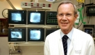 Der Direktor der Klinik für Kardiologie an der Düsseldorfer Universitätsklinik, Prof. Bodo-Eckehard Strauer steht am Freitag (21.09.2007) in einem Untersuchungsraum. Stammzellen aus dem Knochenmark bringen neue Hoffnung für Herzinfarkt-Patienten. Weltweit erstmals hatten Ärzte in der Düsseldorfer Universitätsklinik einem Herzschock-Patienten mit Stammzellen aus seinem eigenen Knochenmark das Leben gerettet. Foto: Federico Gambarini dpa/lnw +++(c) dpa - Bildfunk+++ Foto: dpa