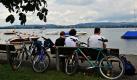 Fahrradtouristen aus Bregenz ruhen sich am Hafen von Iznang am Bodensee nach einer Fahrradtour aus. Baden-Württemberg kann mit zwei Highlights für Radfahrer aufwarten. Der Bodensee-Radweg ist europaweit der beliebteste für Urlauber auf zwei Rädern. Der Schwarzwald verfügt über das bundesweit größte Wegenetz für Mountainbiker. Foto: dpa