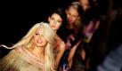 Das US-amerikanische Society-Girl Paris Hilton trägt bei der Fashion Week in Sao Paulo eine Kreation der Triton Collection. Foto: ap