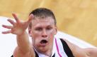 Benas Veikalas von den Telekom Baskets verfehlte in der Schlusssekunde gegen Szolnok den Korb. Foto: Fabian Stratenschulte Foto: dpa