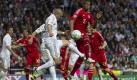 Nach dem Harakiri-Spiel der Abwehrreihen beider Teams in den ersten 45 Minuten stand die Bayern-Defensive solide. Jerome Boateng (rechts)  Co. machten ihren Job gegen Karim Benzema (links) und seine Offensivkollegen hervorragend. Foto: dapd