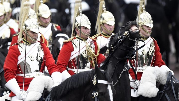 Die Angehörigen der Household Cavalry sind das Aushängeschild der britischen Armee und in ihren Paradeuniformen stets bei royalen Paraden zugegen.