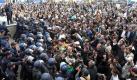 23. Februar 2011: Aus Angst vor Verlust seiner Macht hebt Algeriens Präsident Bouteflika den 1992 verhängten Ausnahmezustand auf. Er kommt damit einer Hauptforderung der Regimegegner nach. Der Ausnahmezustand ermöglichte dem Staat weitgehende Eingriffe in politische Rechte, insbesondere in die Versammlungsfreiheit. Foto: dpa