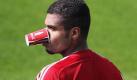 Pappnase: Bayernspieler Breno nach dem Training des FC Bayern in Doha (Katar). Foto: Karl-Josef Hildenbrand  Foto: dpa