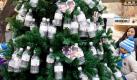 Eine südkoreanische Kindergartengruppe hängt leere Wasserflaschen an einen Christbaum in Seoul auf. Diese Aktion soll die Waterful Campaign unterstützen, indem Geldspenden für afrikanische Kinder gesammelt werden, um ihnen Trinkwasser zur Verfügung zu stellen. Foto: ap