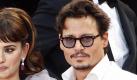 Sein Modestil ist so schräg wie seine Rollen: Viel Schmuck, bunte, flippige Schals (nicht nur um den Hals) und Kleidung im coolen Lotter-Look machen seinen lässigen Stil aus. Johnny Depp gilt als einer der sexiest men alive und als Stilikone. Der 47-Jährige istein absolutes Original, Modetrends läuft er nicht hinterher, er schafft sie. Foto: dpa