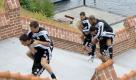 Trainer Felix Magath macht seinem Spitznamen Quälix wieder einmal alle Ehre und lässt seine Spieler huckepack diese Treppe hochjagen. Der VfL Wolfsburg befindet sich gerade im Trainingslagerin Oeversee (Schleswig-Holstein). Foto: dpa