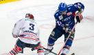 Adam Mitchell (r) und Eisbär Jimmy Sharrow kämpfen um den Puck. Foto: Uwe Anspach Foto: dpa