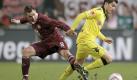 Dortmunds Nuri Sahin (rechts) behauptet den Ball gegen Kaiserslauterns Christian Tiffert. Foto: dpa