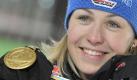 Die deutsche Biathletin Magdalena Neuner zeigt stolz ihre Weltmeisterschafts-Goldmedaille. Foto: dpa