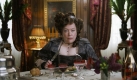Die intrigante Madame Peloux (Kathy Bates) bei ihrer Lieblingsbeschäftigung. Foto: Prokino