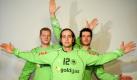 Die Torhüter der deutschen Handball-Nationalmannschaft Silvio Heinevetter (Mitte), Johannes Bitter (links) und Carsten Lichtlein posieren in Ahrensburg während eines Medientages für die Fotografen. Vom 13. bis 30. Januar 2011 findet in Schweden die Handball-Weltmeisterschaft statt. Deutschland trifft am 14. Januar 2011 im ersten Gruppenspiel auf Ägypten.  Foto: dpa