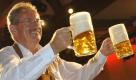 Münchens Oberbürgermeister Christian Ude (SPD) posiert in einem Wirtshaus in der bayerischen Landeshauptstadt mit frisch gezapften Bier. Er stieß damit auf seine 18-jährige Amtszeit an und hielt eine kämpferische Rede. Erstmals seit Jahrzehnten gebe es eine «realistische Möglichkeit», durch eine Wahl einen Regierungswechsel im Freistaat herbeizuführen, sagte er. Die nächste bayerische Landtagswahl ist im Jahr 2013. Foto: dapd