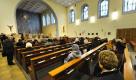 Und noch ein finanzieller Wohltäter sorgte in der vergangenen Woche in Braunschweig für Aufmerksamkeit: Insgesamt 130.000 Euro verschenkte der anonyme Spender an Vereine, Kirchengemeinden und Privatpersonen - in Briefumschlägen mit je 10.000 Euro. Seine Geschenke hinterließ er direkt auf der Kirchenbank oder im Briefkasten der Organisation. Wer der gütige Wohltäter ist, ist bisher nicht bekannt. Die Polizei gab jedoch Entwarnung: Das Geld sei echt und seine Herkunft unbedenklich. Die Beschenkten dürfen sich also ganz unbesorgt freuen - über die Guten auf dieser Welt, von denen es mehr gibt, als wir oftmals denken. Foto: dapd