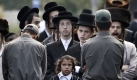 In Jerusalem demonstrieren ultraorthodoxe Juden vor einer Niederlassung der Computerfirma Intel, da diese auch am Ruhetag Sabbat ihren Betrieb weiterführte. Foto: ap