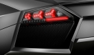 Lamborghini macht klar, dass der offene Reventón kein Frauenauto ist: Er will von starken Händen geführt werden, und er belohnt entschlossenes Zupacken durch präzise Reaktion und eine sensible, fein differenzierte Rückmeldung von der Straße, heißt es in einer Pressemitteilung. Foto: press-inform