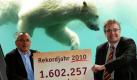 Mächtig stolz auf die Besucherzahl für 2010 sind Zoodirektor Michael Machens (links) und Regionspräsident Hauke Jagau vor dem abgetauchten Eisbären Arktos im Zoo von Hannover. Zum Rekord brachte es der Zoo mit der Eröffnung der spektakulären Landschaft Yukon Bay und dem fünffachen Elefantennachwuchs im vergangenen Jahr. Rund 1,6 Millionen Menschen wollten sich diese Attraktionen nicht entgehen lassen. Foto: dpa
