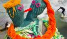 Eine gestricktes Kunstwerk ziert in München einen Brückenpfosten über dem Eisbach im englischen Garten, der von Wellenreitern für ihren kühl-kühnen Sport genutzt wird. Foto: Peter Kneffel Foto: dpa