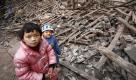 Erdbeben in der chinesischen Provinz Sichuan: Zwei Kinder stehen vor einem zerstörten Haus. Foto: ap