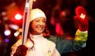 Die kanadische Sängerin Sarah McLachlan  trägt die Olympische Fackel durch Vancouver. Die Fackel ist seit 106 Tagen in Kanada unterwegs und nun an ihrem Ziel angekommen.
 Foto: ap