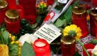 Kerzen und Blumen im U-Bahnhof Lichtenberg erinnern an den Raubüberfall am Freitag. Mehrere Jugendliche schlugen einen 30-jährigen Mann zusammen, so dass er ins Koma fiel. Foto: dapd