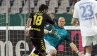 Borussia Dortmund machte von Anfang an beim Karlsruher SC ein starkes Spiel und schnell alles klar. Lucas Barrios bereitete das erste Tor von Mohammed Zidan vor, das 2:0 wollte er hier gern selbst machen. Foto: dpa