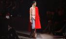 Ein Model zeigt die Kreation eines belgischen Designers bei einer Modenschau in Paris. Foto: ap
