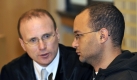 Der Anwalt Heiko Lesch (l) spricht am Montag (09.11.2009) in Dresden zu Beginn des neunten Verhandlungstagesmit mit Elwy Ali Okaz, Ehemann der getöteten Ägypterin Marwa El-Sherbini. Die Staatsanwaltschaft hat im Prozess um den Mord an der Ägypterin Marwa El-Sherbini im Dresdner Landgericht eine lebenslange Freiheitsstrafe für den Angeklagten Alex W. gefordert. Der Prozess um den Mord an der Ägypterin soll in dieser Woche zu Ende gehen. Foto: Matthias Rietschel dpa/lsn (zu dpa 0302 vom 09.11.2009) +++(c) dpa - Bildfunk+++ Foto: dpa
