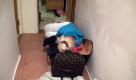 Zum romantischen Ausklang im Hotel kommt es jedoch nicht. Weil ihr Bett voller Käfer, Fliegen und Spinnen ist, versucht sich Daniela aus ihren Koffern ein Nest zu bauen. Bequem ist anders. Foto: Vox/99pro