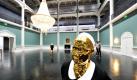 Eine goldene Figur steht im Karlsruher Zentrum für Kunst und Medientechnologie (ZKM) in einen pompösen aber leeren, klassizistisch anmutenden Festsaal. Dieser ist Teil der Ausstellung Celebrity - The One  The Many des skandinavischen Künstlerduos Michael Elmgreen und Ingar Dragset, die vom 7. November bis zum 27. März 2011 zu sehen ist. Foto: dpa
