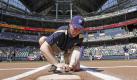 Baseballspieler Peter Marik schrubbt die Home Plate im Stadion von Milwaukee. Am Montag begann die neue Saison der Major Baseball League in den USA. Foto: ap